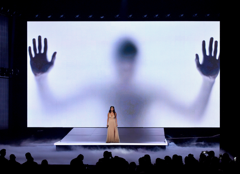 Illustration for article titled Selena Gomez (And Taylor Swift) Felt So Many FEEEEEEELINGS at the AMAs
